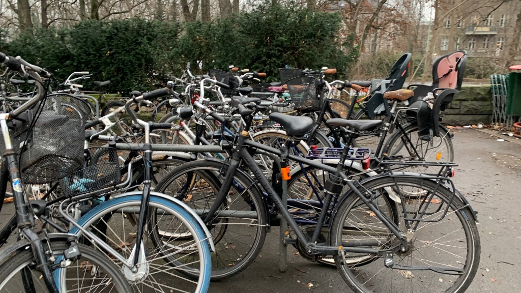 Pedalear/ in die Pedale treten